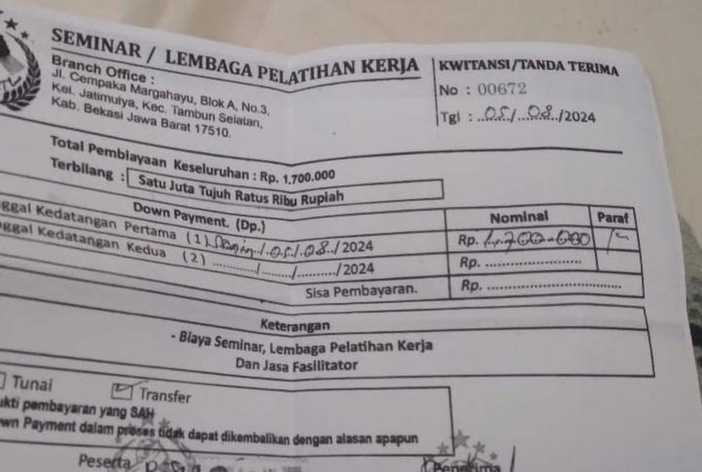 Kuitansi pembayaran Rp 1,7 juta dari Susi (bukan nama sebenarnya) kepada sebuah lembaga penempatan tenaga kerja swasta. Perekrut dan penyalur tenaga kerja dilarang memungut uang kepada pelamar.