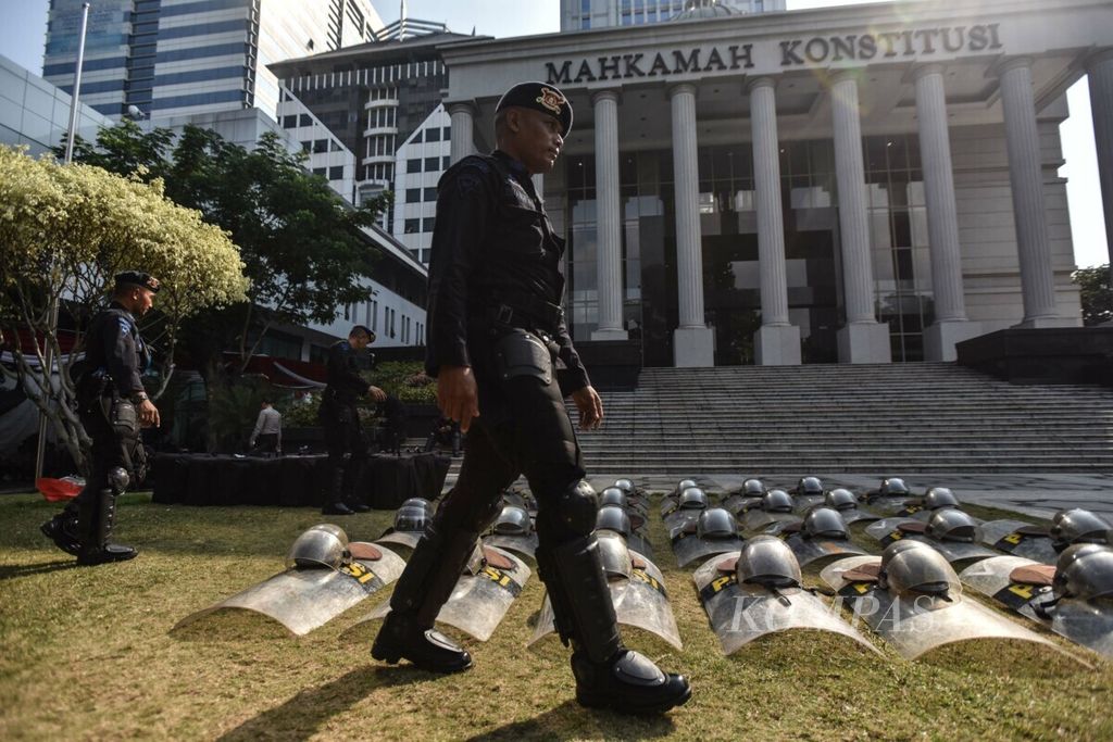 Para personel Brimob Polri bersiaga di depan Gedung Mahkamah Konstitusi (MK) Jakarta, Selasa (25/6/2019). MK telah menjadwalkan putusan sidang sengketa Pilpres 2019 akan dibacakan pada Kamis 27 Juni 2019. Agenda tersebut disepakati oleh para hakim konstitusi dalam Rapat Permusyawaratan Hakim (RPH) pada Senin (24/6/2019).