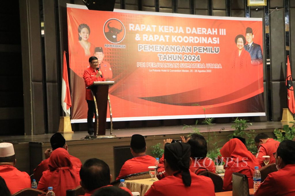 Ketua DPP Partai Demokrasi Indonesia Perjuangan Djarot Saiful Hidayat, yang juga anggota DPR, memberikan sambutan saat Rapat Koordinasi Pemenangan PDI-P Sumut di Medan, Jumat (26/8/2022). Komunikasi politik mulai menghangat menjelang Pilkada 2024. 