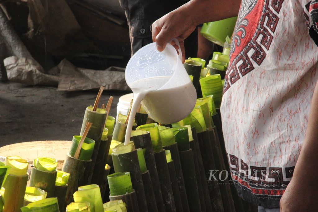 Proses pembuatan lemang di Pontianak, Kalimantan Barat, Minggu (3/4/2022).