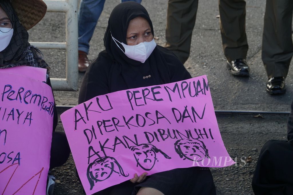 Anggota Jaringan Peduli Perempuan Sumatera Barat mengikuti aksi damai antikekerasan seksual terhadap perempuan dan anak di Jalan Jenderal Sudirman depan Kantor Gubernur Sumatera, Padang, Sumatera Barat, 25 November 2021. 