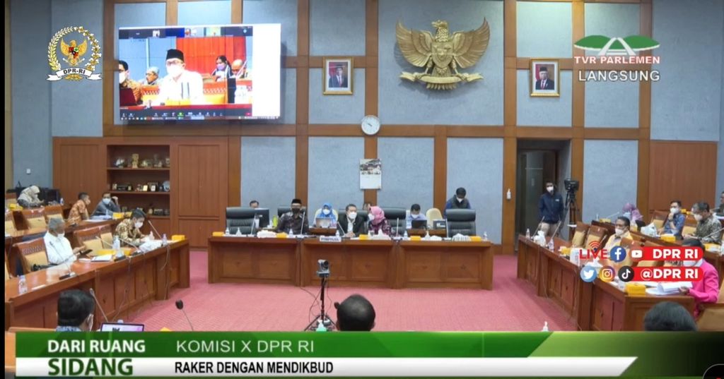 Suasana Rapat kerja Komisi X bersama Mendikbudristek Nadiem Anwar MAkarim di Jakarta, Rabu (19/1/2022). Salah satunya membahas seleksi guru PPPK tahun 2021 yang justru menimbulkan masalah di sekolah negeri maupun swasta.