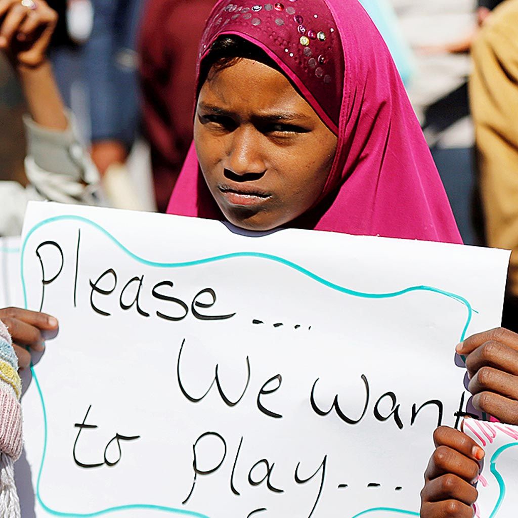 Seorang gadis, dalam unjuk rasa di Sana\'a, Yaman, tanggal 20 November 2017, membentangkan poster yang isinya tentang keinginannya  agar perang di Yaman berakhir sehingga anak-anak dapat kembali bermain dalam suasana damai. 