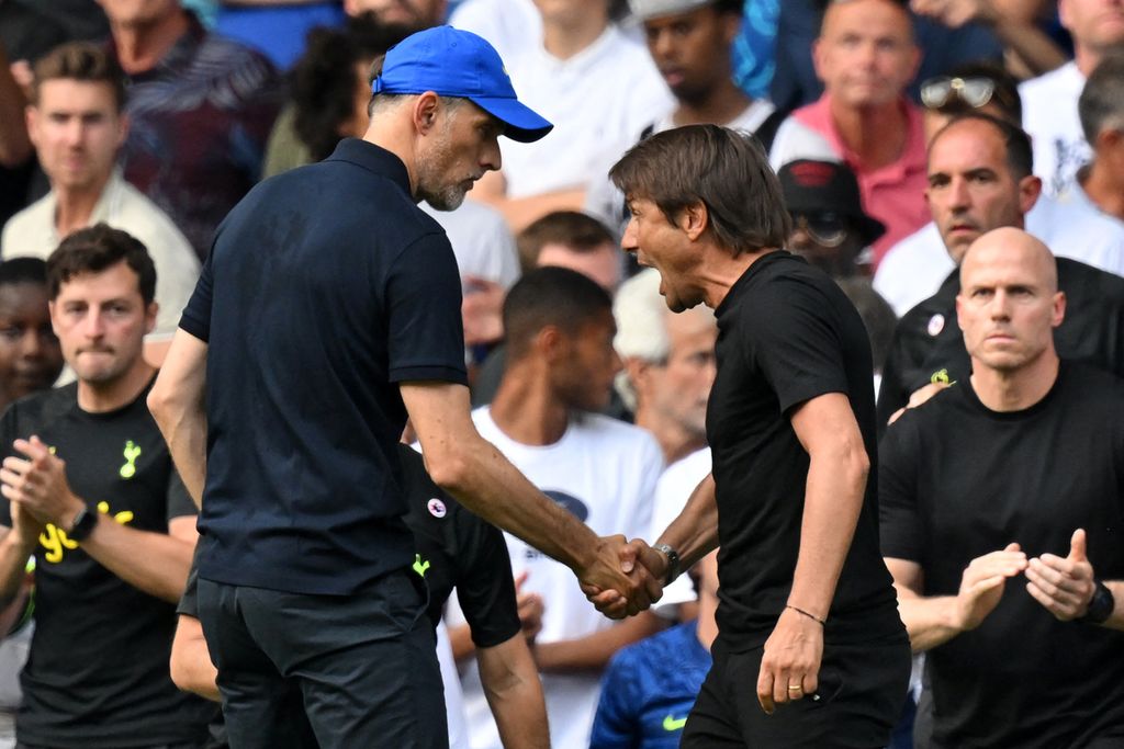 Manajer Tottenham Hotspur Antonio Conte (kanan) dan Manajer Chelsea Thomas Tuchel terlibat pertengkaran saat bersalaman usai laga dalam pekan kedua Liga Inggris di Stadion Stamford Bridge, London, Senin (15/8/2022) dini hari.