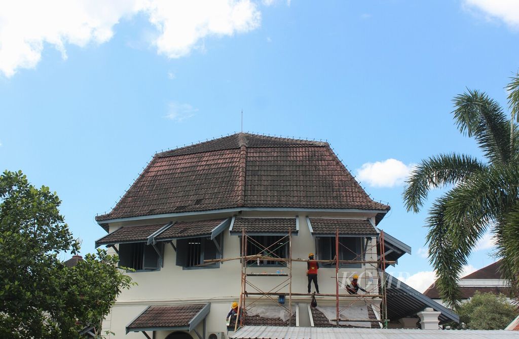 Sejumlah pekerja sedang merenovasi sebuah gedung di Museum Benteng Vredeburg, DI Yogyakarta, Sabtu (27/4/2024). Gedung itu difungsikan sebagai tempat menyimpan diorama.
