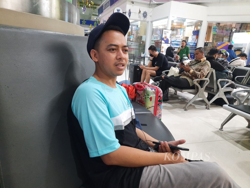 Penumpang kereta api (KA), Wawan Sugianto (30) sedang menanti kedatangan KA Argo Parahyangan relasi Jakarta-Bandung di Stasiun Gambir, Jakarta, Jumat (5/4/2024). Di luar masa Lebaran, ia memprioritaskan menggunakan bus ketimbang KA. 