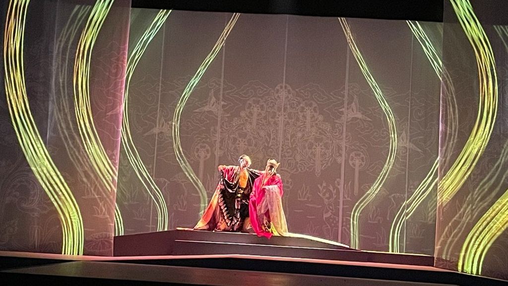 Salah satu adegan dalam pertunjukan <i>Hayati-Panji Mencari Hakikat Cinta</i> yang ditampilkan pada Senin (23/5/2023) waktu setempat di Katara Opera House, Doha, Qatar.