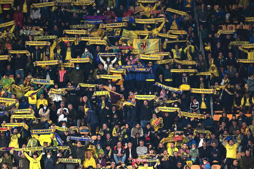 Pendukung Villarreal memenuhi tribune pada laga kedua semifinal Liga Champions Eropa antara Liverpool dan Villarreal di Stadion La Ceramica, Villarreal, Spanyol, Rabu (4/5/2022) dini hari WIB.