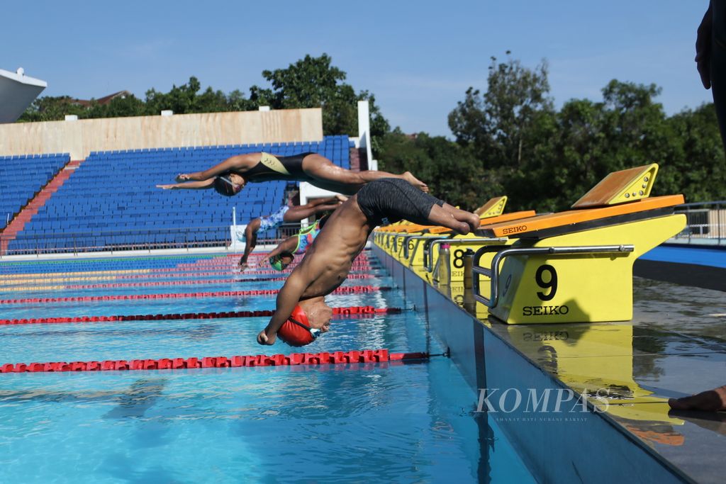 Atlet renang paralimpiade klasifikasi S5, Simson Abraham Samuel Situmorang (jalur 9) dan perenang disabilitas lainnya, berlatih start di kolam renang Jatidiri, Semarang, Jawa Tengah, Selasa (26/7/2022). Cabang renang paralimpiade menargetkan 27 medali emas dalam ASEAN Para Games yang berlangsung 30 Juli-6 Agustus 2022.