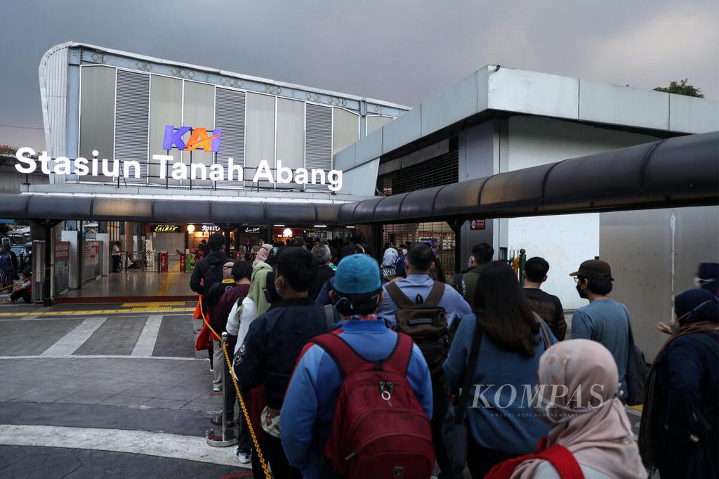 Calon penumpang KRL Commuterline antre masuk ke Stasiun Tanah Abang, Jakarta, Rabu (5/1/2022).  