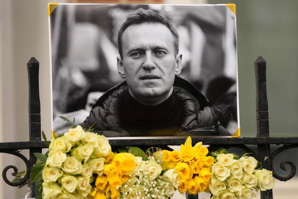 Bunga dan foto diletakkan sebagai penghormatan kepada politisi Rusia, Alexei Navalny, di dekat Kedutaan Besar Rusia di London, Inggris, 18 Februari 2024. 
