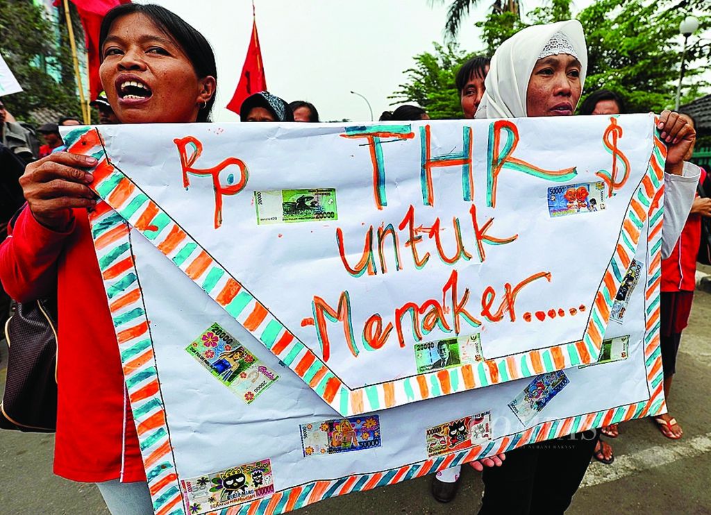 Puluhan buruh dari sejumlah perusahaan di Jakarta dan Tangerang berunjuk rasa di Kantor Kementerian Tenaga Kerja dan Transmigrasi di Jakarta, Senin (13/8). Mereka mengadukan perusahaan tempat mereka bekerja kepada Menteri Tenaga Kerja karena belum memberikan tunjangan hari raya. 