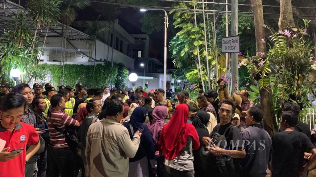 Puluhan orangtua siswa yang menolak sistem zonasi dalam PPDB berdemo di depan Rumah Dinas Wali Kota Surabaya Tri Rismaharini, Kamis (20/6/2019) malam.