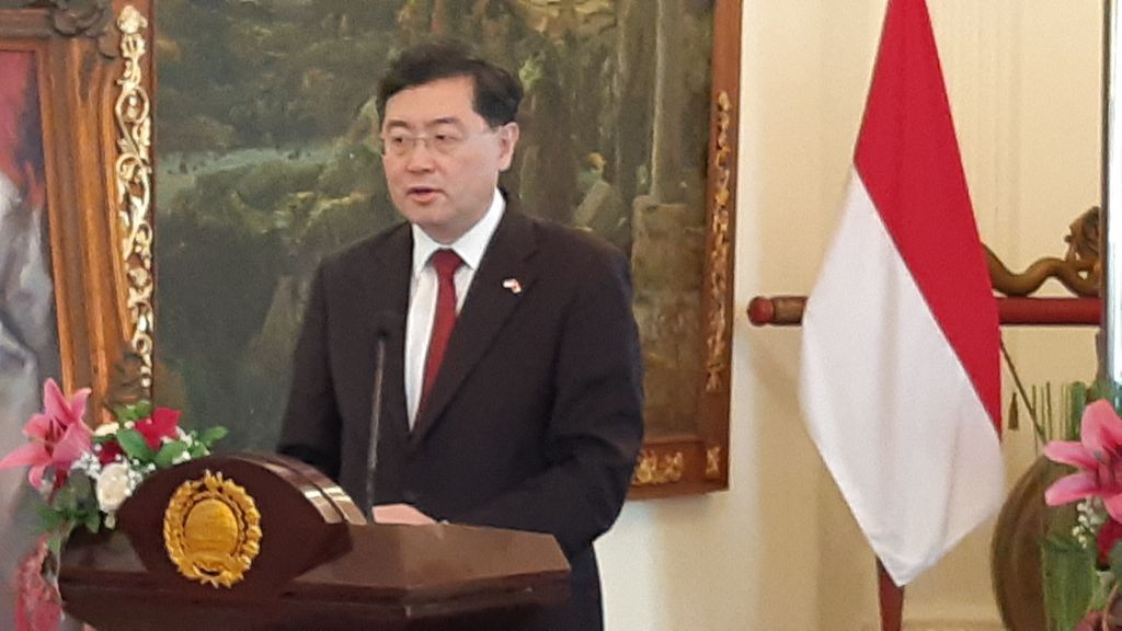 Menteri Luar Negeri China Qin Gang memberi keterangan pers di kantor Kementerian Luar Negeri Indonesia di Jakarta, Rabu (22/2/2023) setelah bertemu dengan Presiden Joko Widodo dan Menlu Retno Marsudi. 