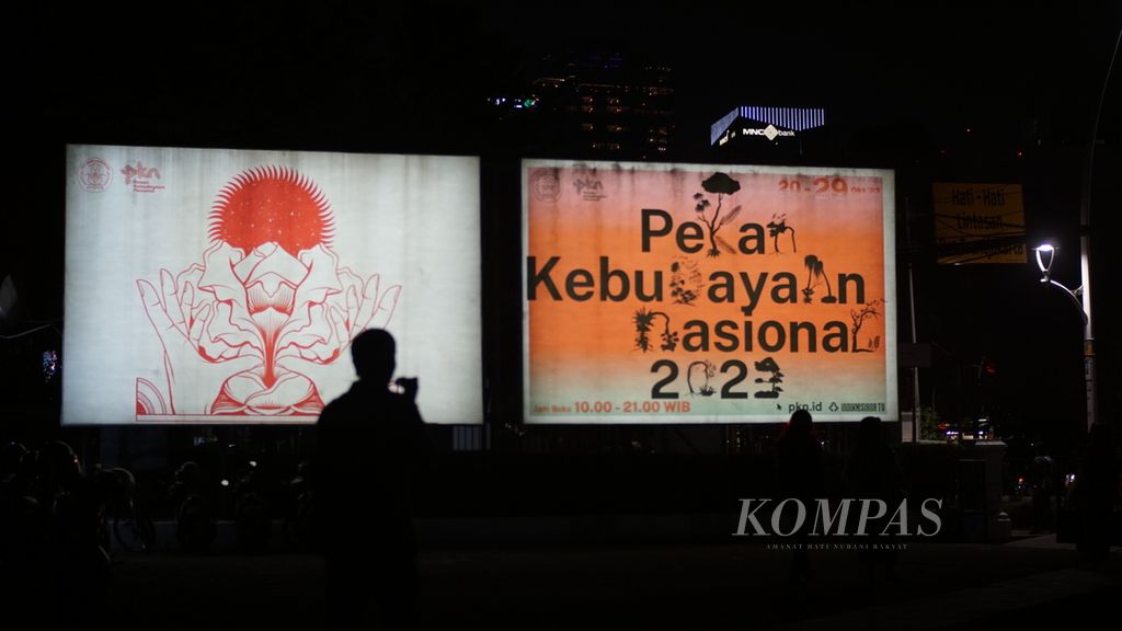 Seseorang melintas di depan papan informasi Pekan Kebudayaan Nasional 2023 di Galeri Nasional, Jakarta, Jumat (20/10/2023).