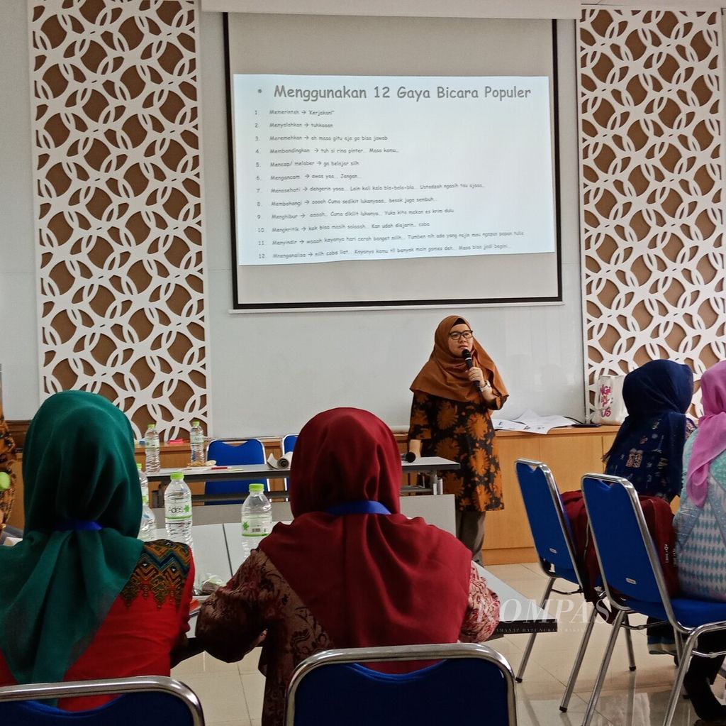 Peningkatan kualitas guru lewat program sertifikasi guru terus dilanjutkan. Sejumlah guru dari pulau di Banten dan Kepulauan Seribu, DKI Jakarta, mengikuti pelatihan yang diadakan Komunitas Inspirasi Jelajah Pulau.