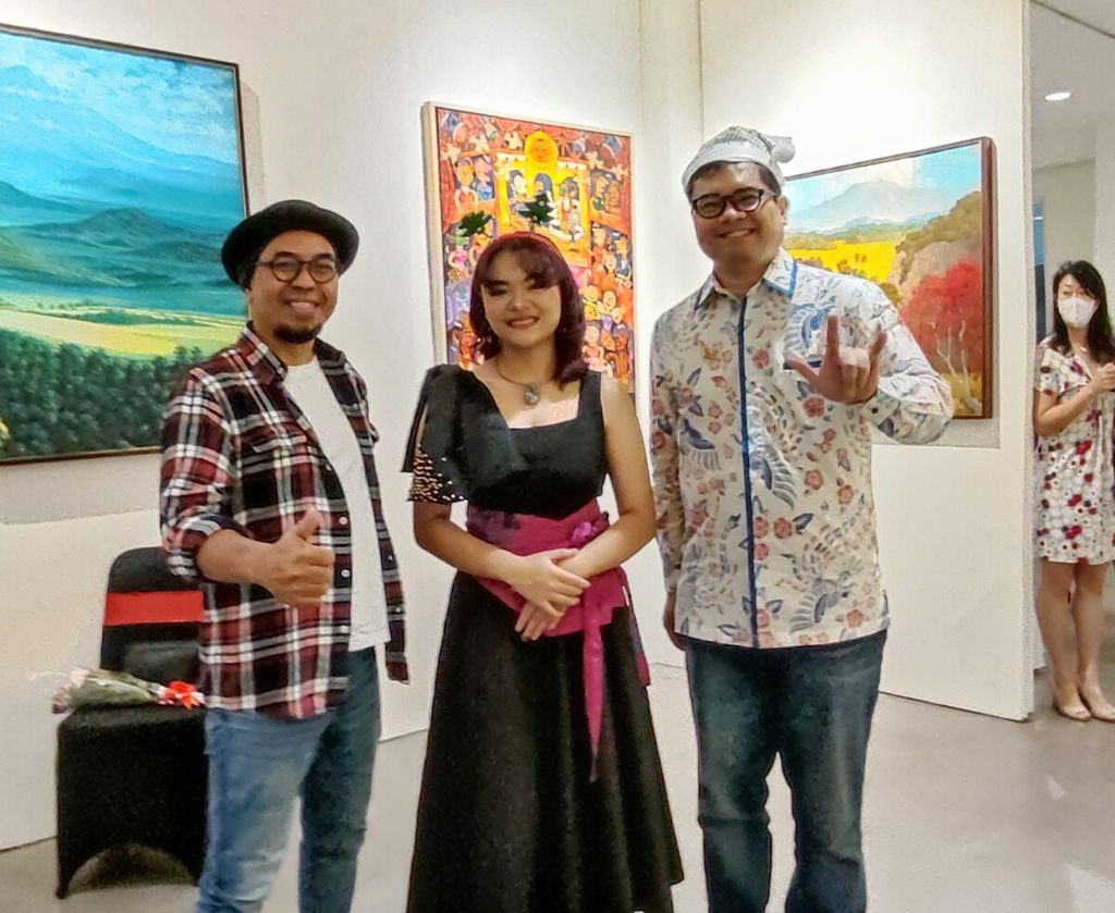 Shelomita Gasya Amory bersama  penulis puisi Hilmi Faiq (kiri)  dan Ananda Sukarlan.