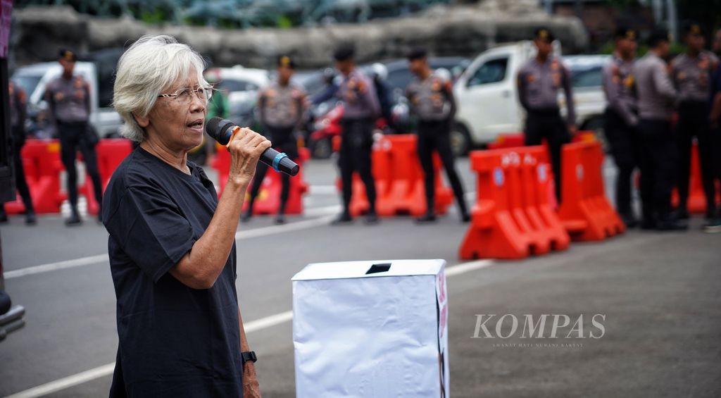 Aktivis Aksi Kamisan, Maria Catarina Sumarsih, berorasi di depan massa aksi Peringatan Hari Perempuan Internasional di depan Monumen Nasional, Jakarta, Jumat (8/3/2024).