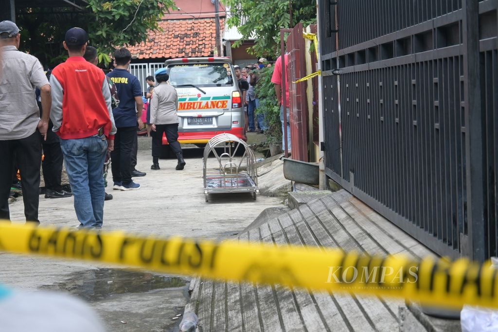Ambulans bersiap meninggalkan rumah kontrakan tempat dua jasad perempuan ditemukann di Harapan Jaya, Bekasi Utara, Kota Bekasi, Jawa Barat, Selasa (28/2/2023).