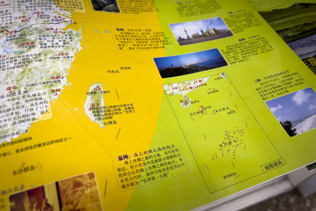 Sebuah peta baru China menunjukkan Laut China Selatan dengan klaim sembilan garis putus-putus di bawah China dan sebuah garis baru di sebelah Taiwan ,di sebuah toko buku di Beijing, China, 1 September 2023. 