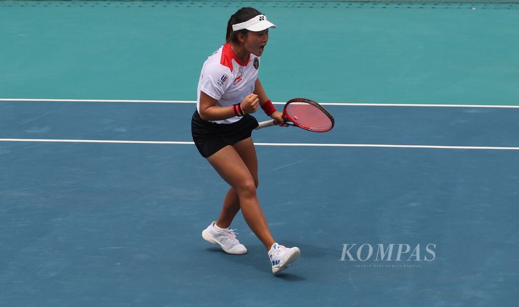 Priska Madelyn Nugroho (19), mengekspresikan kemenangannya melawan petenis Thailand pada tenis nomor beregu putri pada SEA Games Kamboja 2023, Selasa (9/5/2023). 
