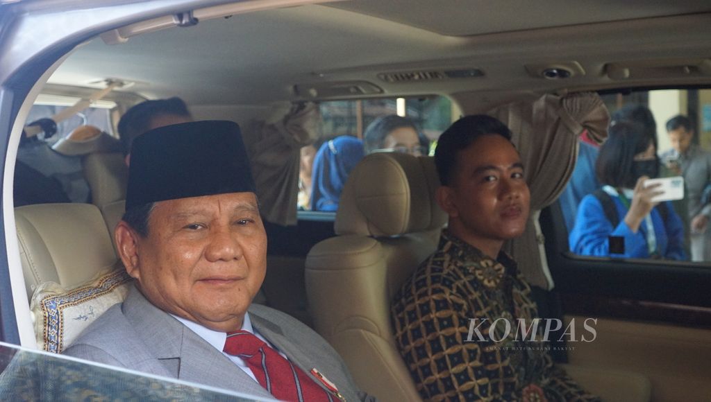 Menteri Pertahanan Prabowo Subianto dan Wali Kota Surakarta Gibran Rakabuming Raka berada satu mobil seusai menghadiri acara Hari Veteran Nasional, di Kota Surakarta, Jawa Tengah, Kamis (10/8/2023).