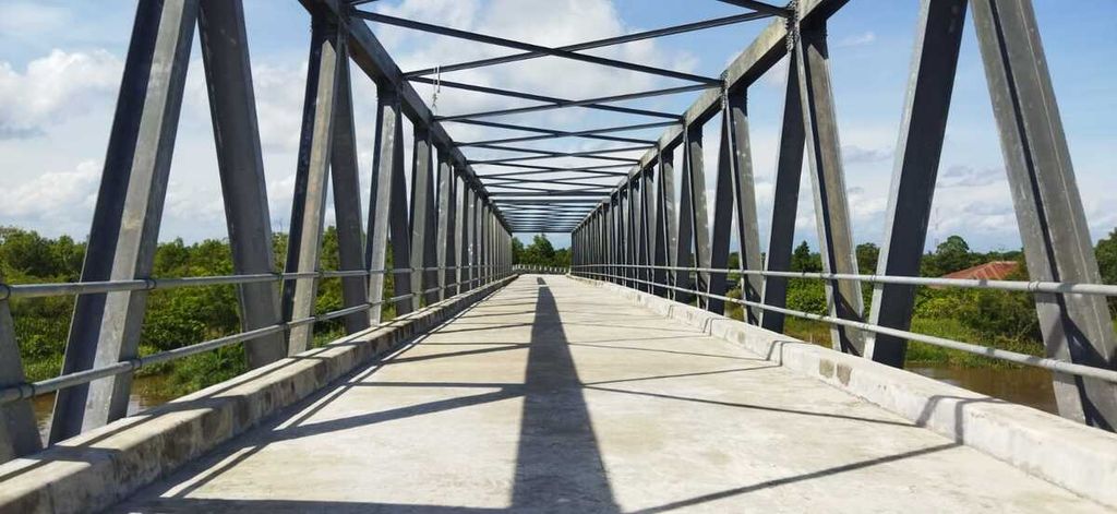 Jembatan sepanjang 400 meter membentang dari Desa Kilangan ke Desa Kayu Menang, Kecamatan Kuala Baru, Kabupaten Aceh Singkil, Aceh, Minggu (14/5/2023).
