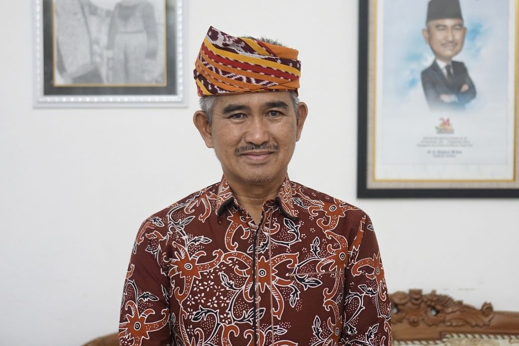 Wali Kota Tarakan Khairul berpose mengenakan batik Tarakan dan sesingal (penutup kepala khas suku Tidung) di rumah dinasnya di Kota Tarakan, Kalimantan Utara, Sabtu (24/9/2022).