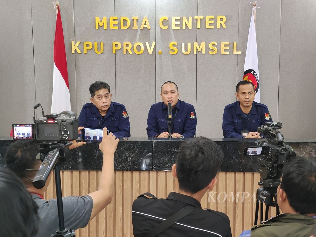 Ketua KPU Sumsel Andika Pranata Jaya memberikan keterangan pers seusai pasangan Herman Deru-Cik Ujang mendaftar sebagai bakal calon gubernur/wakil gubernur Sumsel di Kantor KPU Sumsel, Palembang, Selasa (27/8/2024).