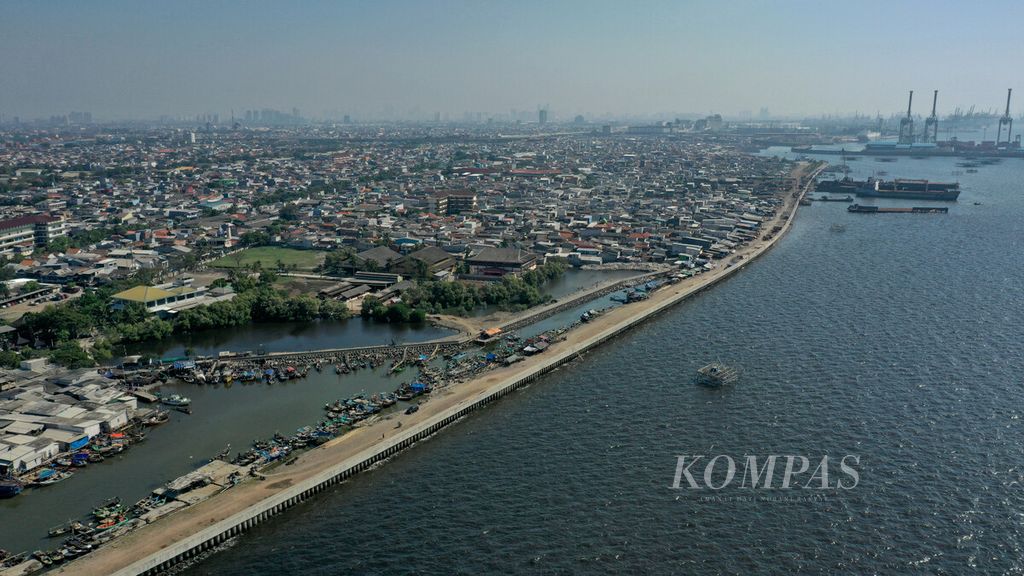 Foto udara tanggul laut di Kalibaru, Cilincing, Jakarta Utara, 27 Juli 2021). Keberadaan tanggul dianggap penting untuk mengantisipasi laju penurunan muka tanah pesisir utara dan penahan banjir rob. 