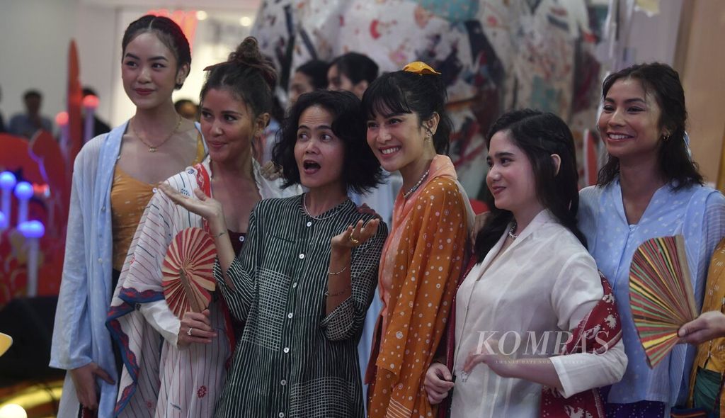 Desainer Chitra Subyakto (ketiga dari kiri) bersama para model yang membawakan koleksi Sejauh Mata Memandang dengan tema Kudapan di Grand Indonesia, Jakarta, Selasa (7/3/2023). 
