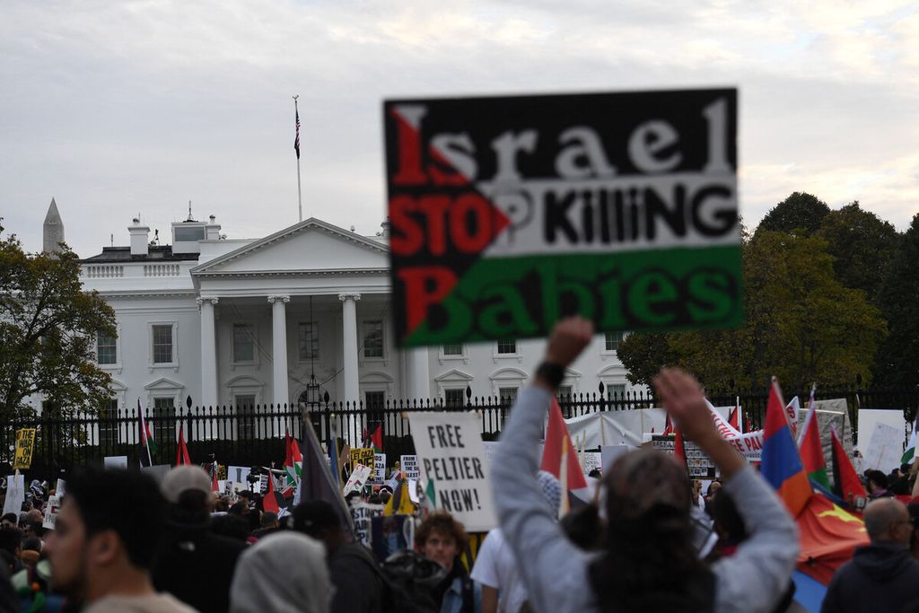Para pengunjuk rasa berkumpul di depan Gedung Putih saat unjuk rasa mendukung warga Palestina di Washington DC, AS, Sabtu (4/11/2023). 