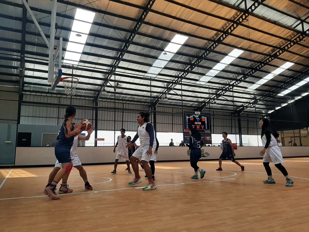 Komunitas basket di Jakarta bermain bersama dengan para pengidap HIV dalam acara bertajuk Ekshibisi Bola Basket Inklusi Sosial Orang dengan HIV (ODHIV) di PlayField Court Palmerah, Jakarta, Minggu (27/11/2022).