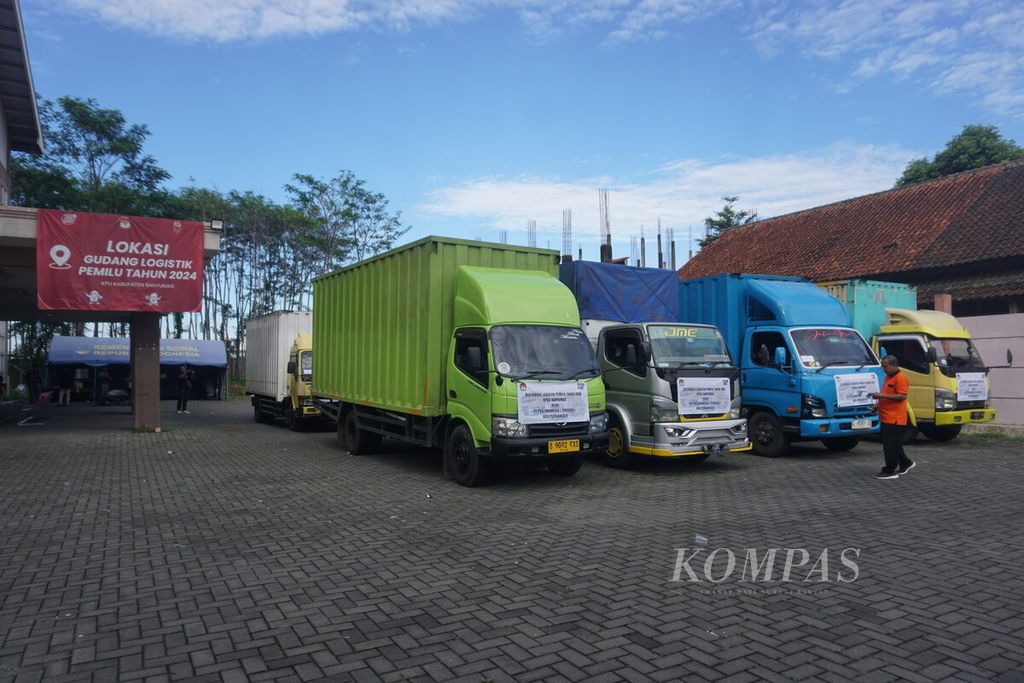 Sejumlah truk boks berisi logistik pemilu siap diberangkatkan menuju kecamatan dari Gudang Logistik KPU Banyumas, Jawa Tengah, Kamis (8/2/2024). 