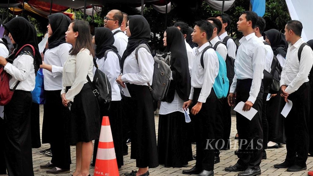 ILLUSTRATION: Applicants queue to sit a test for entry into the civil service at the West Jakarta mayoralty office on Monday (5/11/2018). According to Statistics Indonesia (BPS), the national workforce in August 2018 reached 131.1 million people, up 2.95 million from August 2017. BPS also recorded a decrease of 40,000 in the number of unemployed people over the past year.