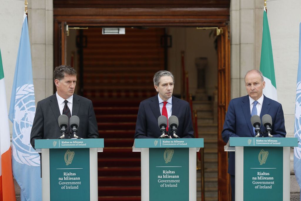 (Dari kiri ke kanan) Tiga pejabat Pemerintah Irlandia, yakni Menteri Eamon Ryan, Perdana Menteri Simon Harris, dan Wakil Perdana Menteri Micheal Martin, berbicara dalam konferensi pers di luar Gedung Pemerintah di Dublin, Irlandia, Rabu (22/5/2024), untuk mengumumkan pengakuan atas negara Palestina. 