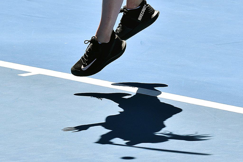 Bayangan petenis putri Ukraina, Elina Svitolina, saat memukul bola dalam sesi latihan menjelang Grand Slam Australia Terbuka di Melbourne, Minggu (14/1). Babak utama turnamen tenis ini akan berlangsung pada 15-28 Januari.