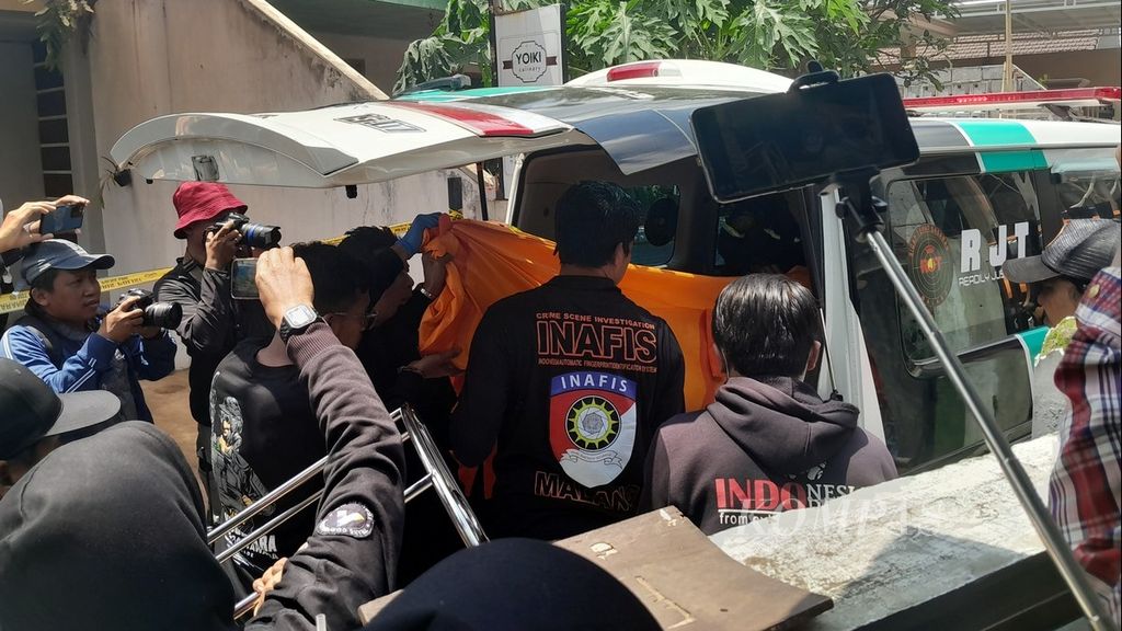 Proses evakuasi korban bunuh diri keluarga di Dusun Borobugis, Desa Saptorenggo, Kecamatan Pakis, Kabupaten Malang, Jawa Timur, Selasa (12/12/2023).