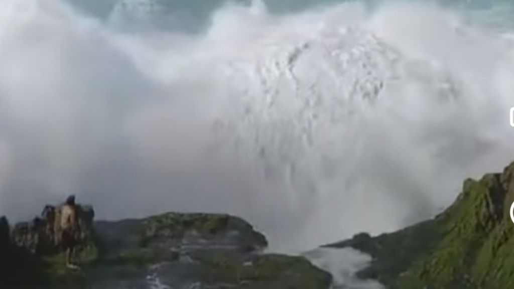 Tangkapan layar video yang beredar di media sosial saat ombak besar menerpa Pantai Kedung Tumpang di Kecamatan Pucanglaban, Kabupaten Tulungagung, Jawa Timur, saat ada wisatawan (kiri bawah) bermain di bawahnya, Minggu (13/10/2024).