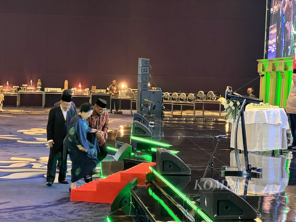 Menteri Agama Yaqut Cholil Qoumas membantu Presiden ke-5 RI Megawati Soekarnoputri menaiki panggung diikuti oleh Wapres RI periode 2004-2009 dan 2014-2019 M Jusuf Kalla pada malam resepsi Hari Nasional Ke-93 Kerajaan Arab Saudi di Jakarta, Senin (25/9/2023). 