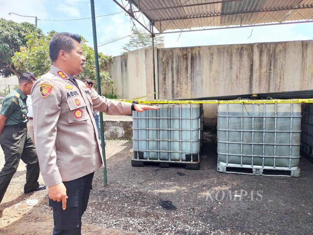 Kepolres Temanggung Ajun Komisaris Besar Agus Puryadi menunjukkan barang bukti 8.000 liter BBM jenis biosolar yang diamankan dari dua tersangka penimbun, Kamis (1/9/2022).