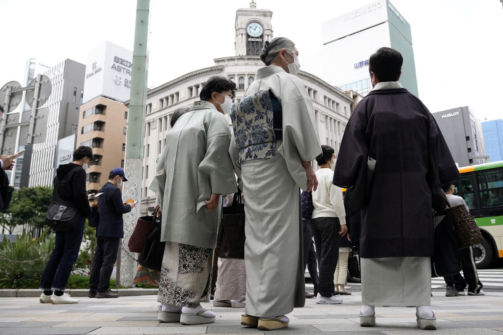 Para lansia mengenakan "kimono" tradisional di jalan di distrik perbelanjaan Ginza pada 12 Mei 2023, di Tokyo, Jepang. 