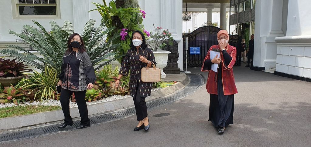 Deputi V KSP Jaleswari Pramodhawardani (kiri), Menteri Pemberdayaan Perempuan dan Perlindungan Anak I Gusti Ayu Bintang Darmawati (tengah), dan Menteri Ketenagakerjaan Ida Fauziyah (kiri) meninggalkan Kompleks Istana Kepresidenan, Jakarta, Rabu (18/1/2023), seusai mendampingi Presiden Joko Widodo menyampaikan komitmen pemerintah untuk mempercepat Rancangan Undang-Undang tentang Perlindungan Pekerja Rumah Tangga. 