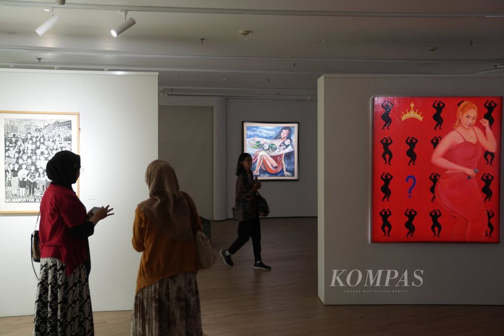 Visitors observe the Per-EMPU-An Painting Exhibition: A Warrior of a Life Full of Compassion: Bentara Budaya Collection which is part of Kartini Negeri: Indonesian Women Proud to Wear Cloth at the Bentara Budaya Art Gallery, 8th Floor of the <i>Kompas</i> Tower, Wednesday (24 /4/2024).