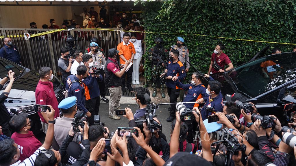 Suasana saat tersangka Ferdy Sambo dan tersangka Putri Candrawathi mengikuti rangkaian rekonstruksi pembunuhan Brigadir Novriansyah Yosua Hutabarat di rumah dinas Ferdy Sambo di Kompleks Rumah Dinas Polri, Jalan Duren Tiga Utara, Jakarta Selatan, Selasa (30/8/2022).  