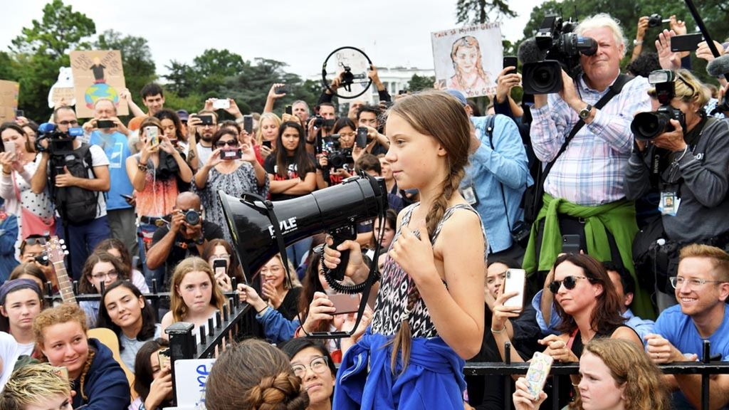 Aktivis lingkungan Swedia, Greta Thunberg (16), berbicara dalam unjuk rasa terkait iklim di luar Gedung Putih di Washington DC, Jumat (13/9/2019). Thunberg telah mendorong remaja dan siswa di seluruh dunia untuk mogok dari sekolah setiap Jumat di bawah seruan ”Jumat untuk Masa Depan” demi mengajak warga segera bertindak menyelamatkan Bumi.