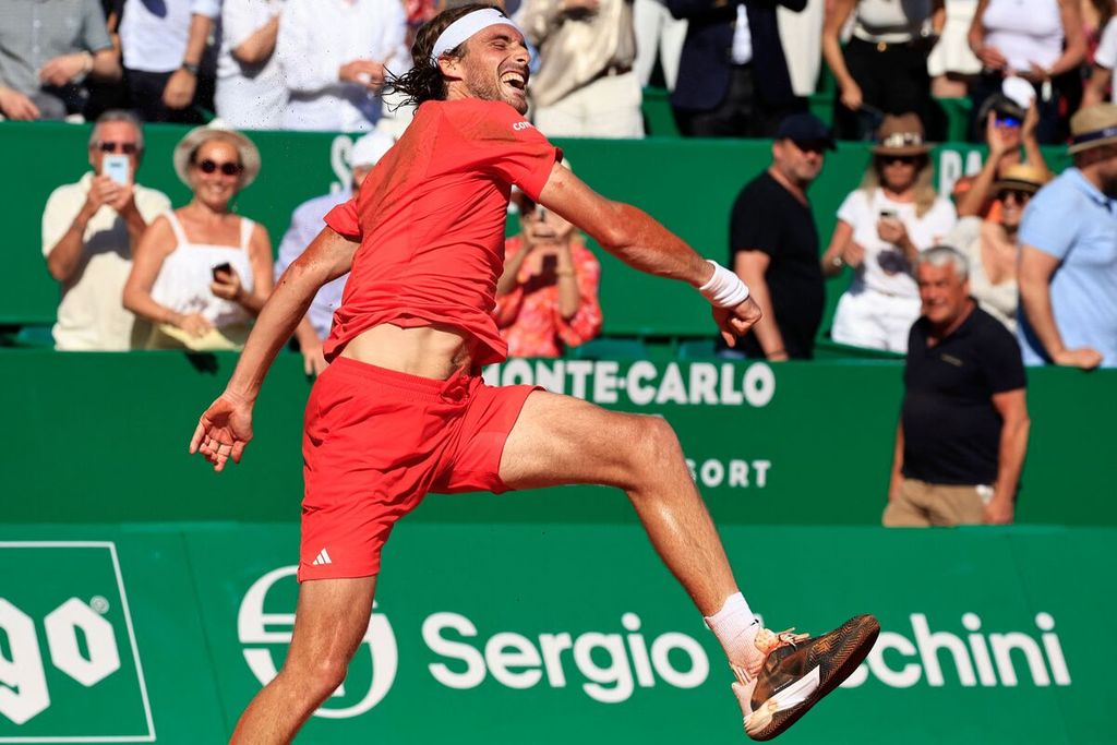 Greek tennis player, Stefanos Tsitsipas, celebrated his victory over Norwegian tennis player, Casper Ruud, in the final match of the Monte Carlo ATP Masters 1000 tennis tournament at Monte Carlo Country Club, Monaco on Sunday (14/4/2024). Tsitsipas defeated Ruud with a score of 6-1, 6-4.