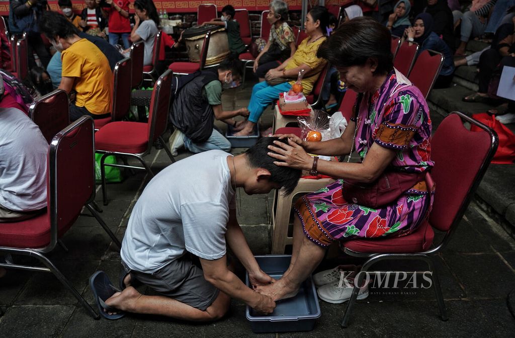 Suasana saat berlangsungnya kegiatan pencucian kaki ibu yang menjadi bagian rangkaian menjelang perayaan Cap Go Meh di Wihara Dhanagun (Hok Tek Bio), Kota Bogor, Jawa Barat, Sabtu (28/1/2023). 