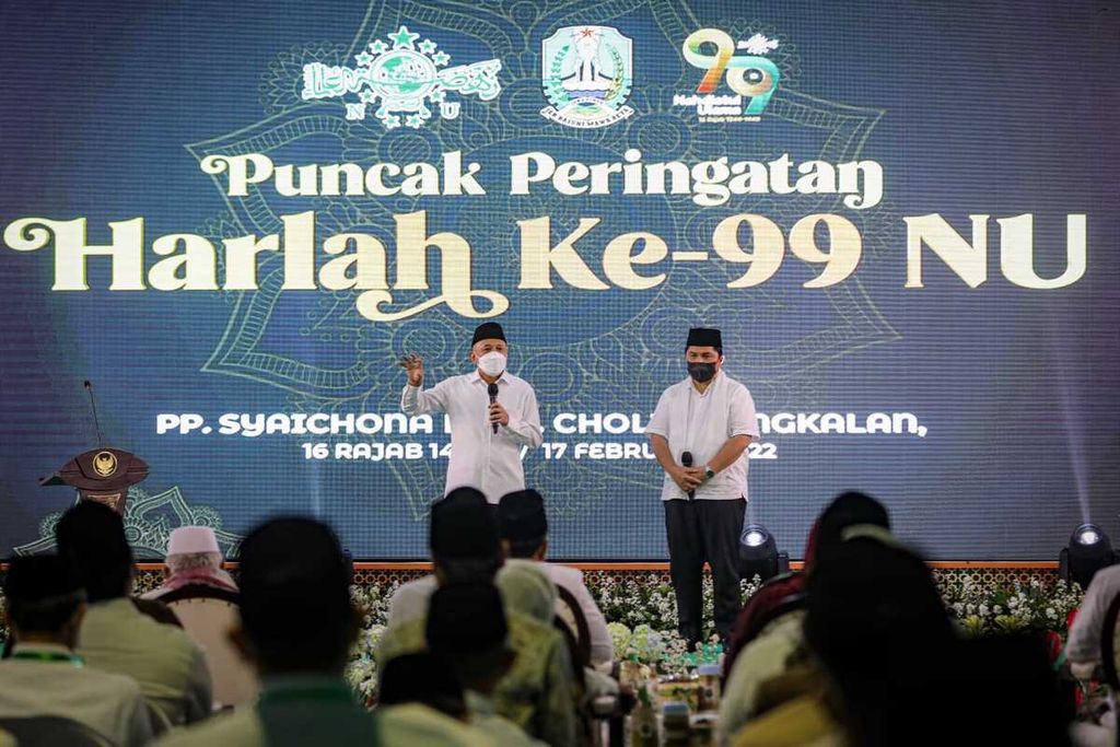 Menteri Koperasi dan UKM Teten Masduki (kiri) dan Menteri BUMN Erick Thohir (kanan) menghadiri Puncak Perayaan Harlah Ke-99 Nahdlatul Ulama di Pondok Pesantren Syaichona Cholil Bangkalan, Madura, Jawa Timur, Kamis (17/2/2022) malam. 
