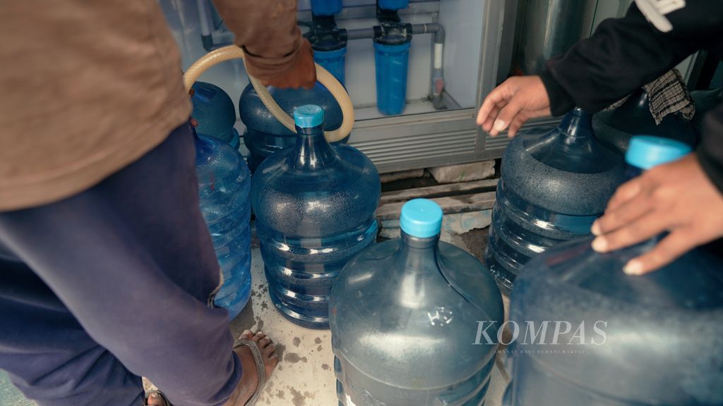 Workers refill gallon bottled water made of polycarbonate in Cilincing, North Jakarta, on Wednesday (21/9/2022).
